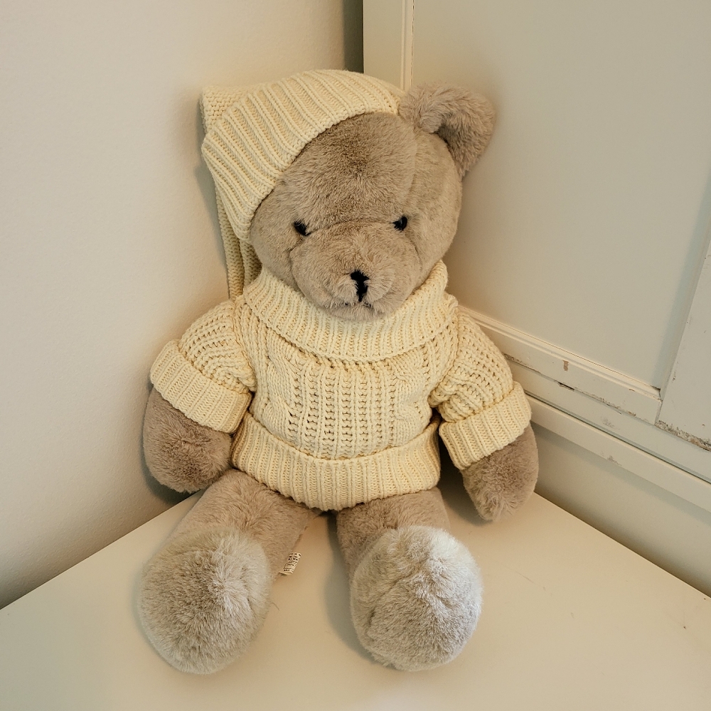 Adorable winter bear, like new